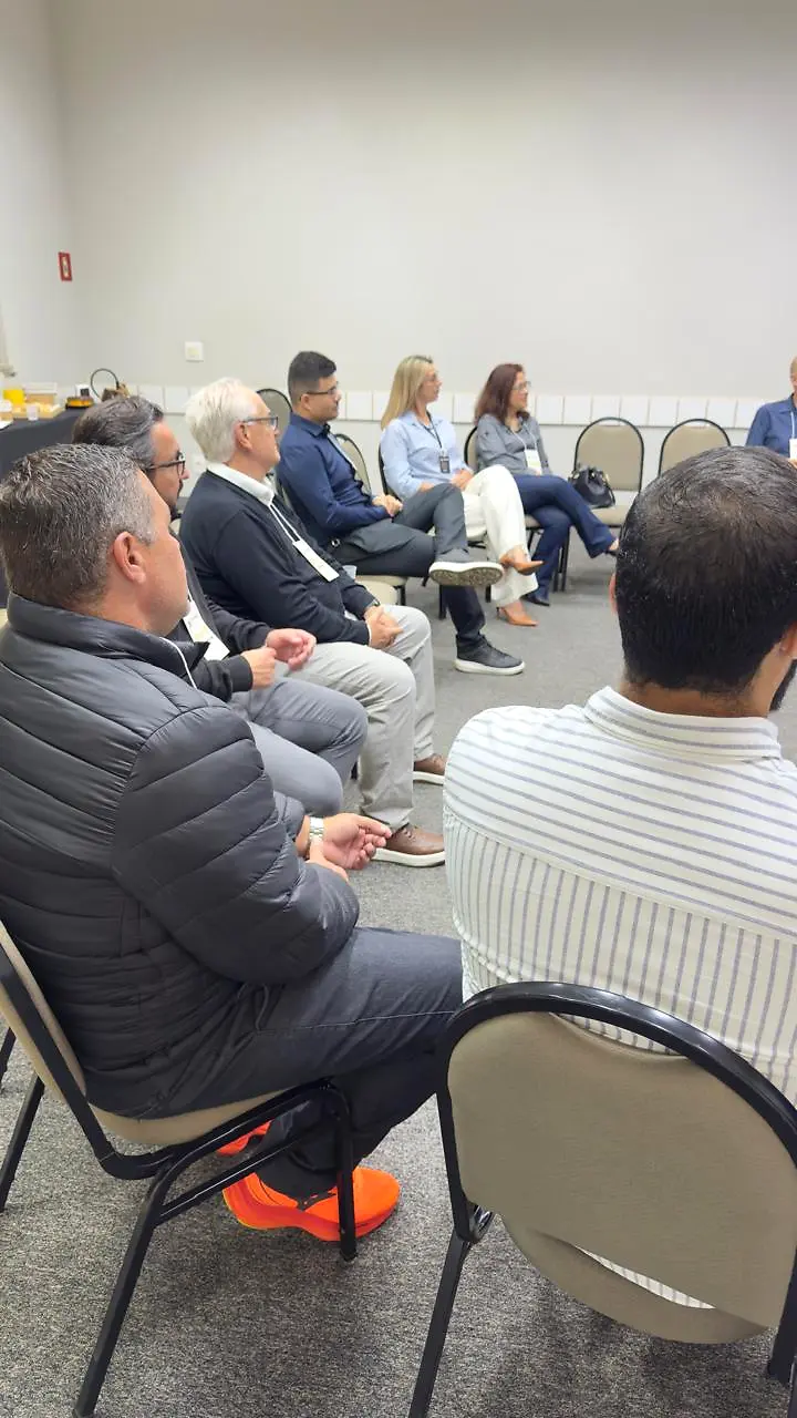 Membros Viking reunidos em roda para compartilhar experiências